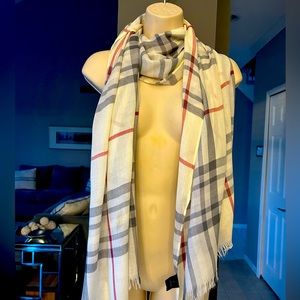 V. FRAAS Plaid Scarf/Wrap. OS.